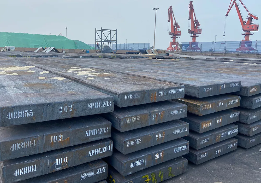 Stocks d'acier sur zone portuaire